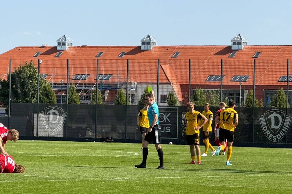Schiri Näther (Mitte) zeigt Muhamedbegovic (rechts) Gelb.