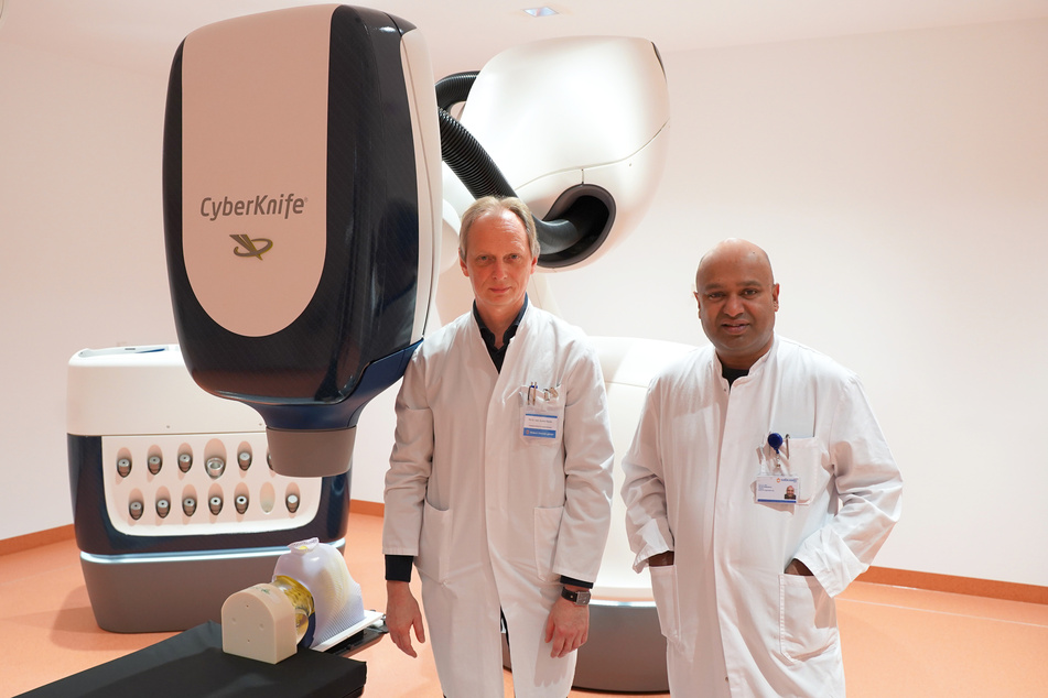 Dr. med. Gunther Klautke (l.) und Prof. Dr. med. Vinodh Kakkassery neben dem Wunder-Roboter.