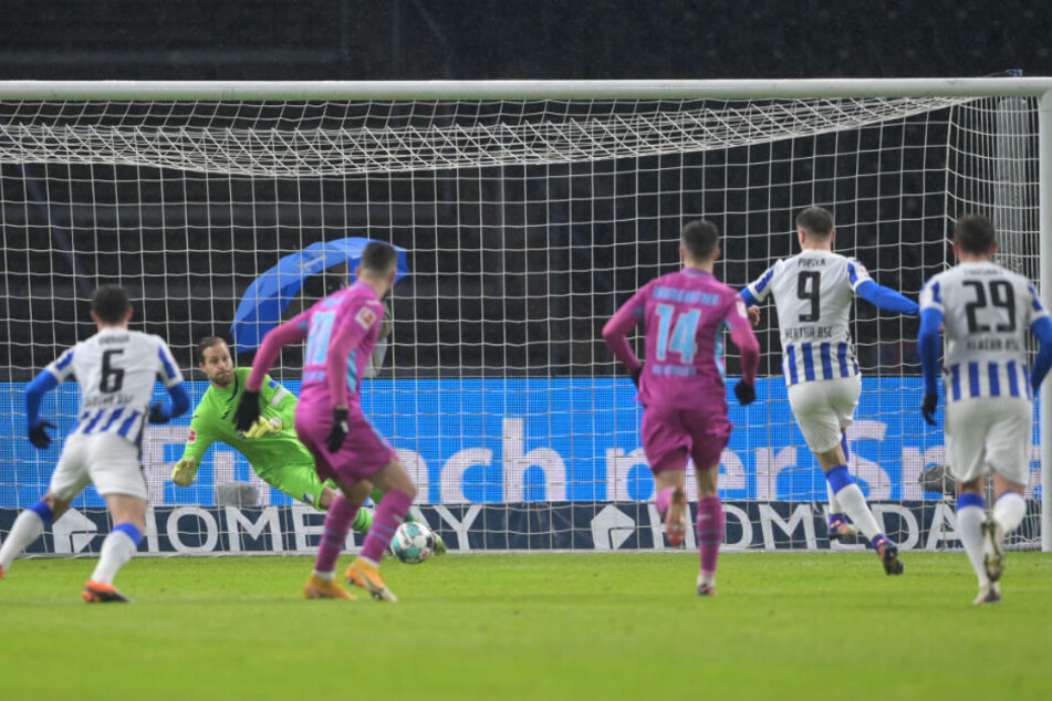 Krzysztof Piatek (2.v.r.) verschießt den Elfmeter, der die Führung für Hertha BSC bedeutet hätte.