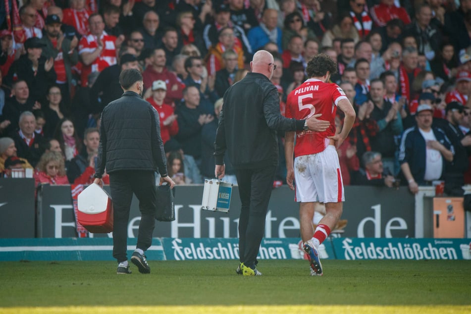 Dominik Pelivan (29, r.) ging zuletzt angeschlagen in Essen-Spiel, lief unrund und musste zur Pause raus.