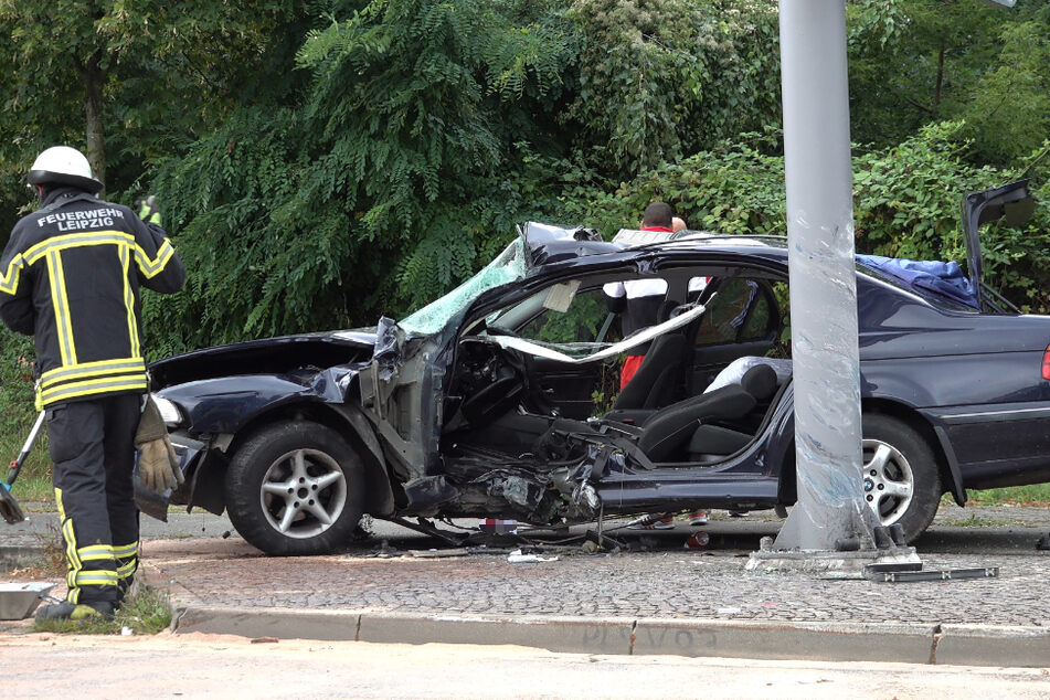 Am Donnerstagmorgen kam es auf der Neuen Halleschen Straße in Leipzig-Wahren zu einem Autounfall.