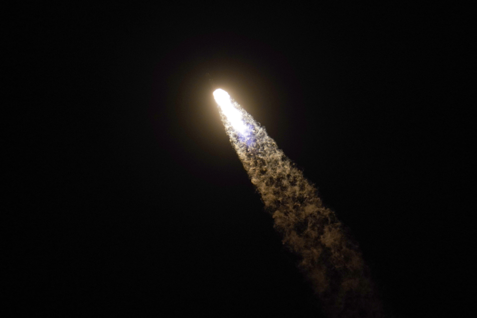 Auf dem Weg ins All erreicht solch ein Flugkörper des Weltraumunternehmens SpaceX irre Geschwindigkeiten. Da sollte besser nichts in den Weg kommen.
