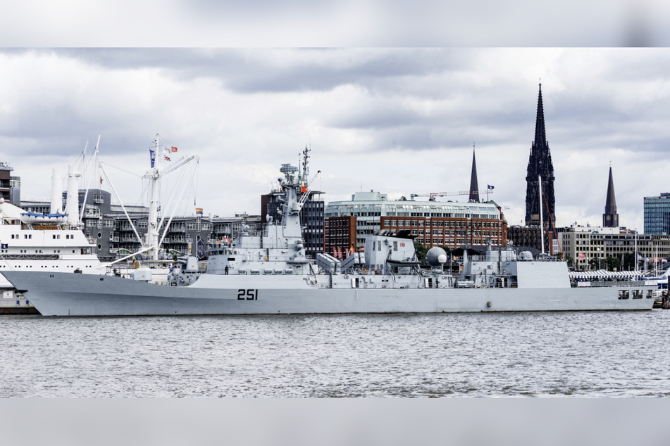 Die "PNS Zulfiquar"^ hat erstmals Hamburg angelaufen.