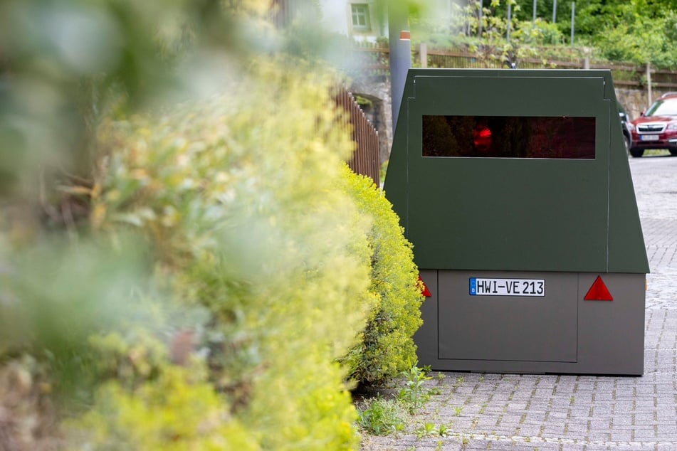 Der Enforcement-Trailer mit dem Kennzeichen "HWI-VE-213" ist mit seiner dunkelgrünen Farbe perfekt getarnt – besonders hinterm Gebüsch.
