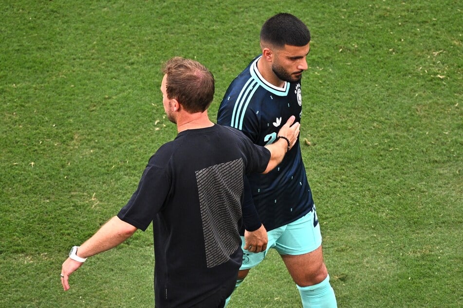 Deniz Undav (29, r.) sah die Partie genau wie sein Kapitän Joshua Kimmich (31, nicht im Bild) etwas anders als Bundestrainer Julian Nagelsmann (l.)