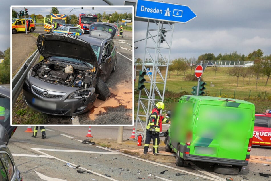 Heftiger Kreuzungscrash an A4-Auffahrt: Opel knallt mit VW-Transporter zusammen