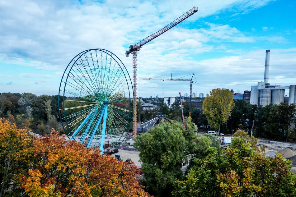 Noch stehen die Kräne an dem 45 Meter hohen Riesenrad im Plänterwald in Berlin.