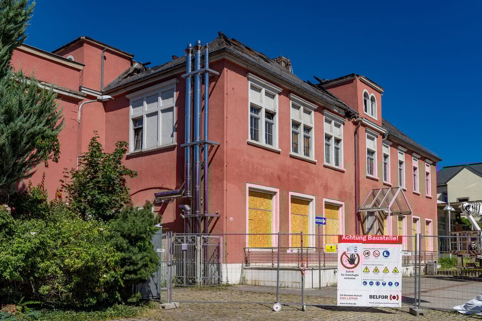 Am 8. Juli 2025 begann die Stadt mit Abbrucharbeiten am vorderen Dach des Gebäudes.