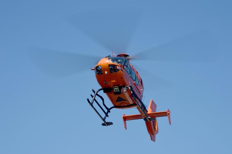 Ein Mann (41) wurde nach einem Unfall auf der A21 mit einem Rettungshubschrauber in eine Klinik gebracht. (Symbolfoto)