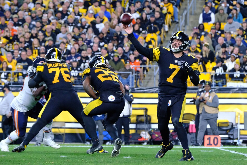 Steelers quarterback Ben Roethlisberger scored two touchdowns in his team's win over the Bears.