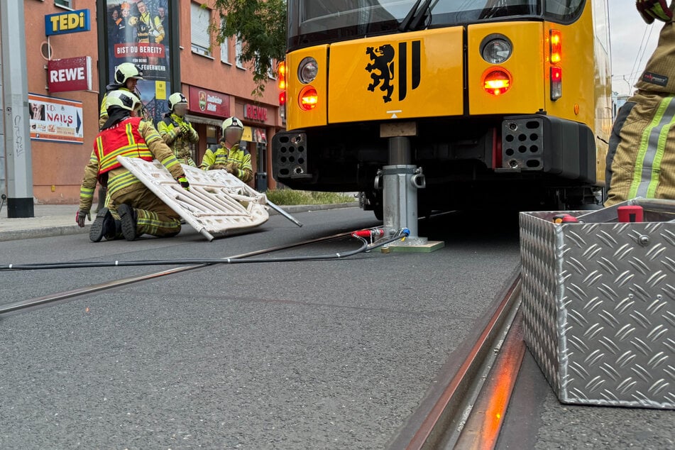 Dresden: Bahn schleift Schrankenzaun mit! Feuerwehr leistet Pannenhilfe