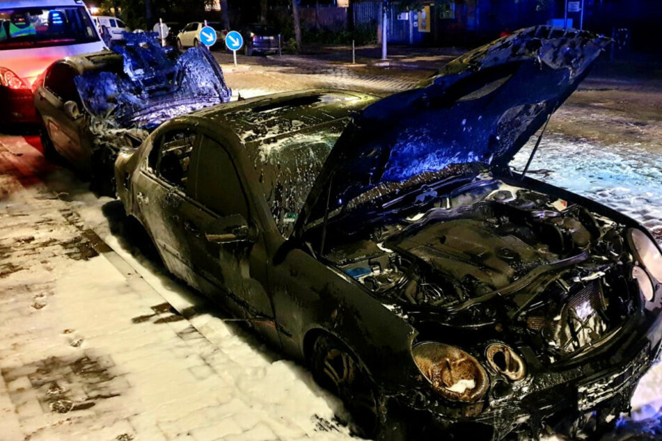 In Kreuzberg haben erneut zwei Autos gebrannt.