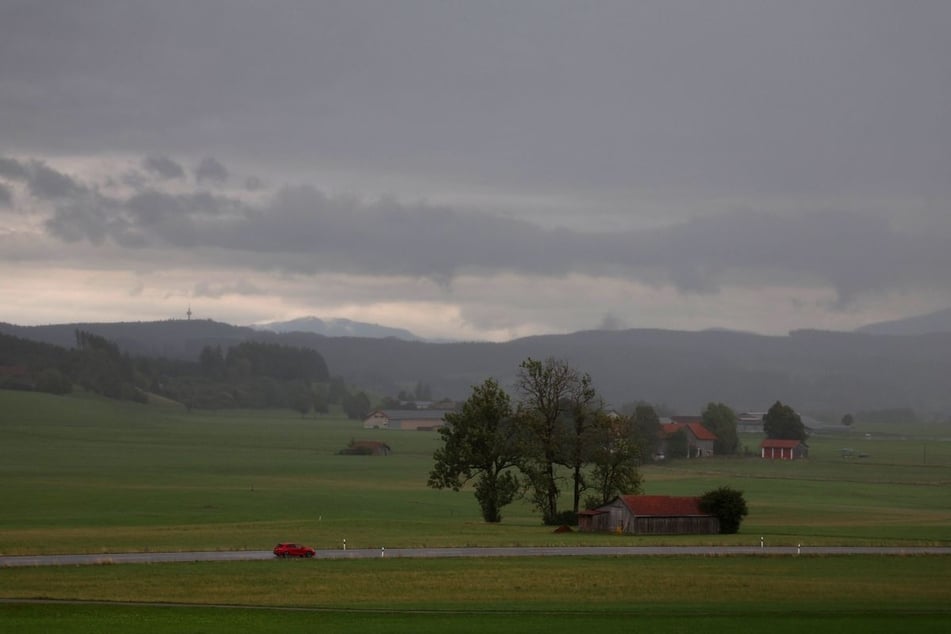 Der Herbst ist schlagartig in Bayern angekommen und bringt Regen und Nebel. (Symbolbild)