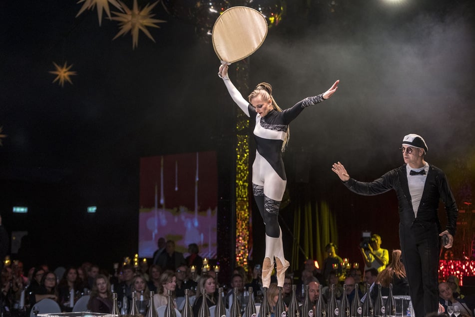 Nur selten zu sehen: Yulia &amp; Oleg Zarubin balancierten über eine Flaschen-Reihe - Yulia sogar auf Zehenspitzen.