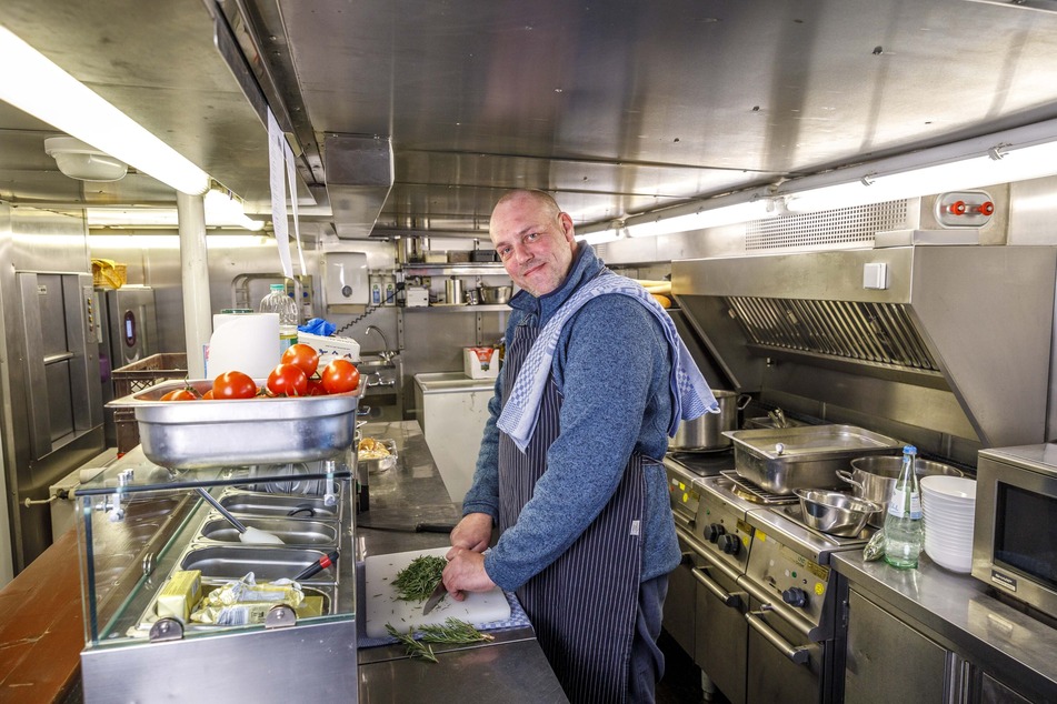 Küchenchef Michael Metz (46) ist an Bord für die Köstlichkeiten zuständig.