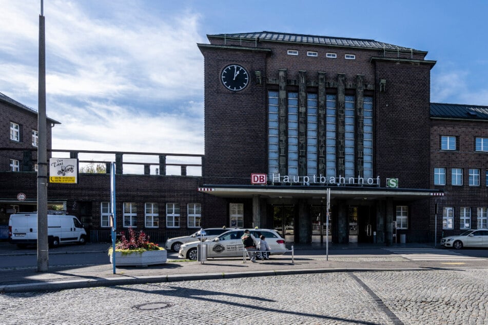 Zwickau: Neonazi bedroht am Hauptbahnhof mehrere Personen mit Messer!