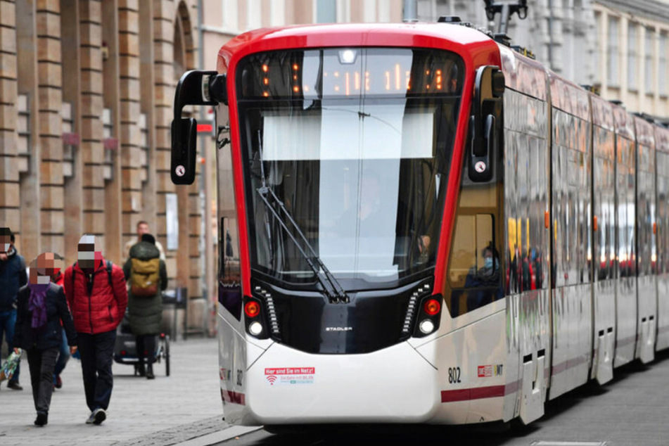 Kein Bock auf Stau: Skoda-Fahrer will auf Schienen wenden und kollidiert mit Straßenbahn