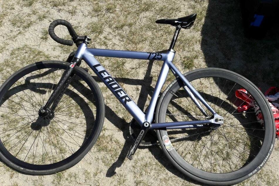 Mit diesem Foto vom Rennrad des Toten sucht die Kripo Zeugen, die den Mann am See noch lebend sahen.