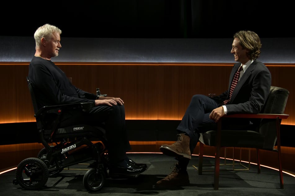 In dem Format "Berühmte letzte Worte: Eric Dane" spricht Dane (l.) ein letztes Mal über sein Leben