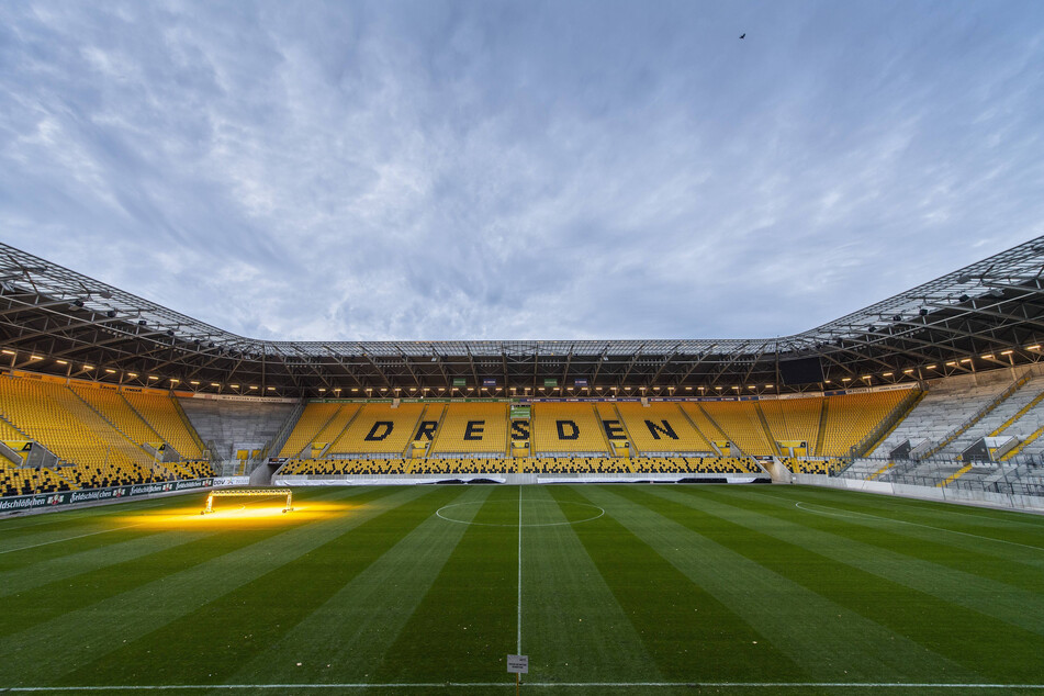 Der Re-Start der Saison 2019/20 erfolgt ab Mitte ohne Zuschauer. Großveranstaltungen sind bis 31. August verboten. Der Bannstrahl, ohne Fans spielen zu müssen, könnte die Vereine also auch noch in der neuen Saison treffen.