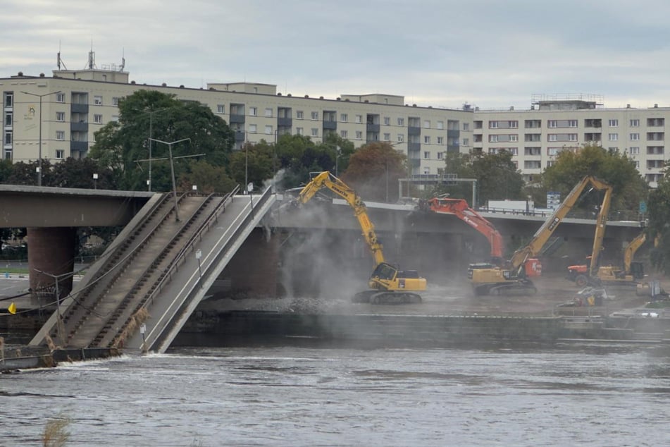 Mehrere Bagger sind mit dem Abriss des Teilstücks beschäftigt.