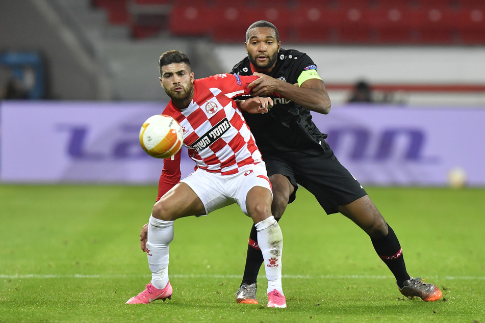 Jonathan Tah (24, r.), im Duell mit Itamar Shviro von Hapoel Beer Sheva.