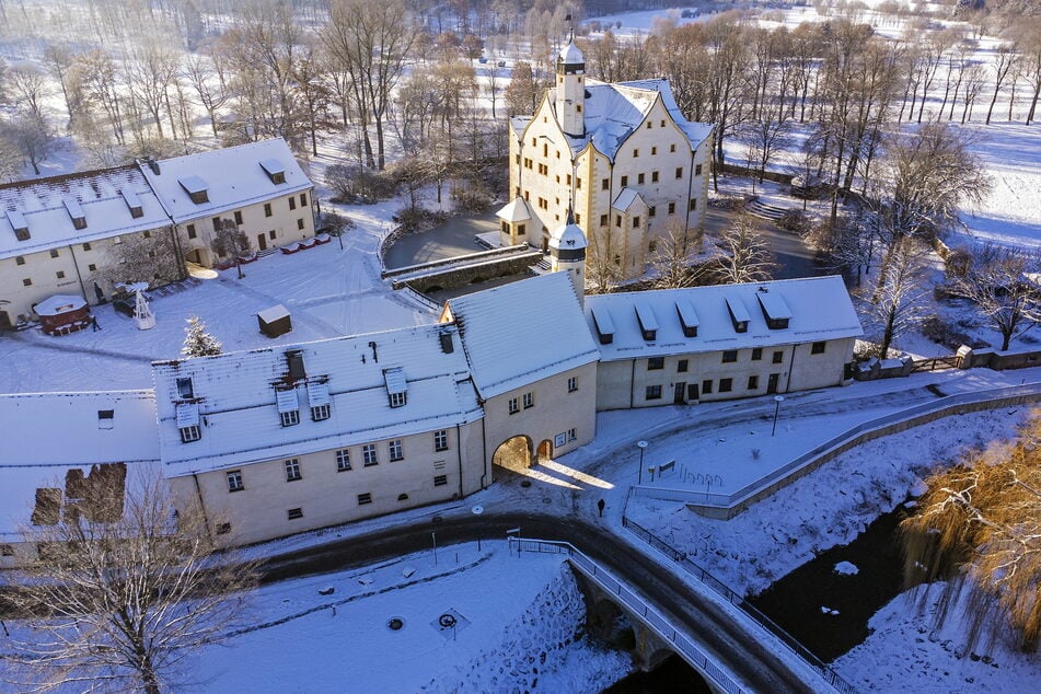 Ein Wintertraum im Wasserschloss Klaffenbach: Doch bis Weihnachten wird die weiße Pracht schmelzen.