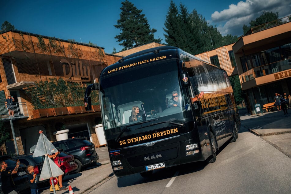 Mehrere Stunden Busfahrt gilt es für die Dresdner Kicker nun aus den Knochen zu schütteln.