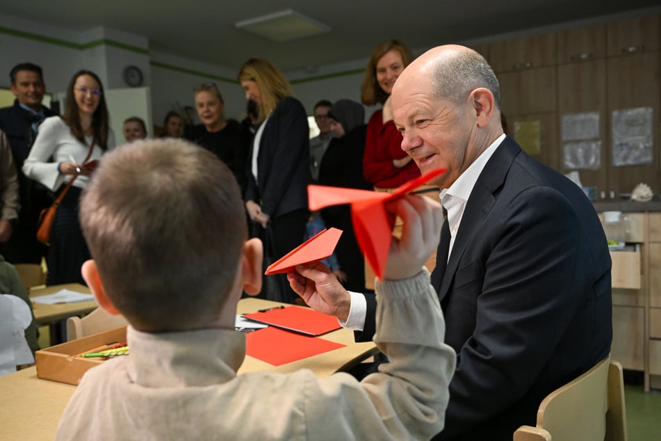 Olaf Scholz (66, SPD) zeigte sich bei dem Kita-Besuch kinderfreundlich und bastelte Papierflieger.