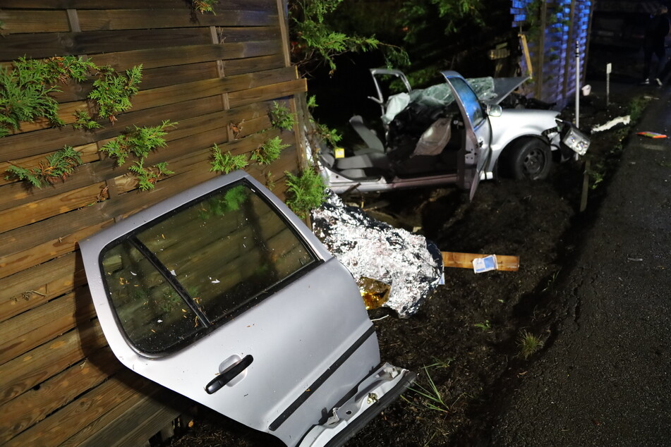 Schwerer Crash: Lkw kracht in Hauswand, Autofahrer (19) schwer verletzt