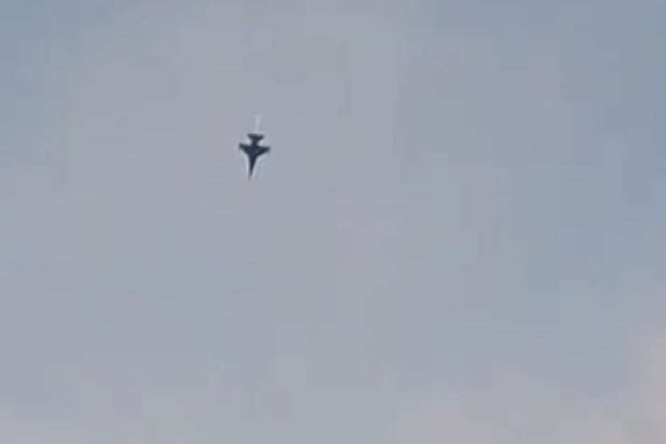 Der Pilot probte zuvor waghalsige Manöver für eine anstehende Show.