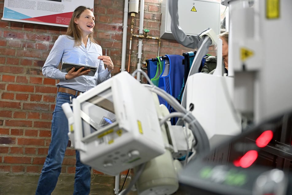 Laborleiterin Franziska Wagner (35) stellt im Veterinär-Anatomischen Institut der Universität Leipzig die 1,2 Millionen Euro teure Investition vor.