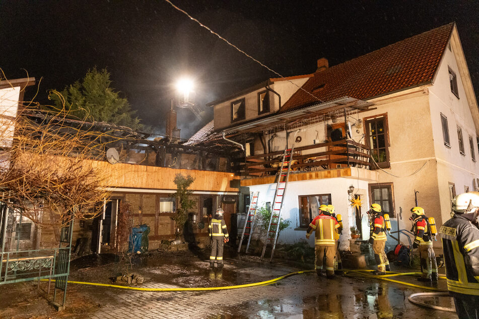Die Feuerwehr löschte die Flammen. In ihr Haus konnten die Bewohner aber nicht zurückkehren.