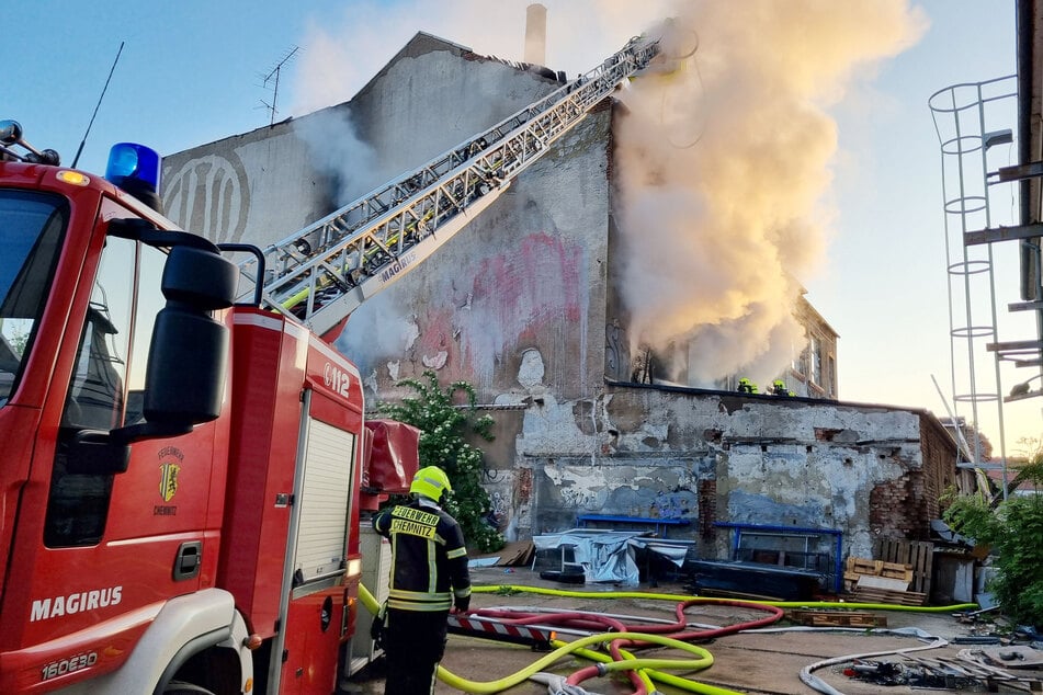 Feuerwehreinsatz in Chemnitz: Ein Industriegebäude in der Turnstraße stand am frühen Sonntagmorgen in Flammen.