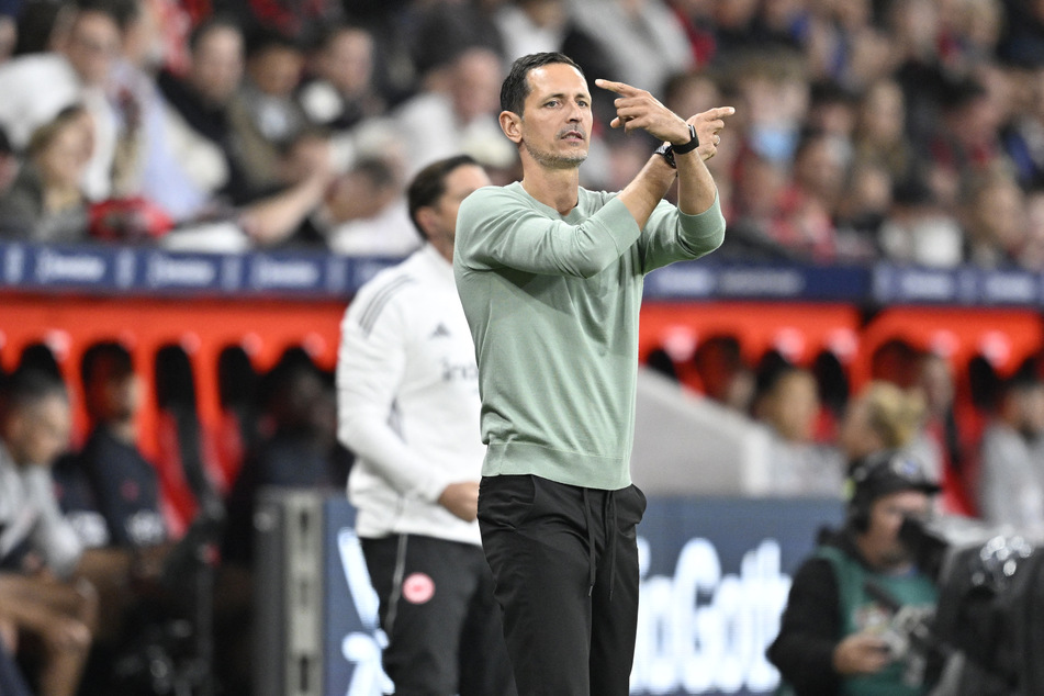 Eintracht Frankfurt hat gegen Bayer Leverkusen eine Pleite kassiert, Trainer Dino Toppmöller (44) war aus mehreren Gründen genervt.