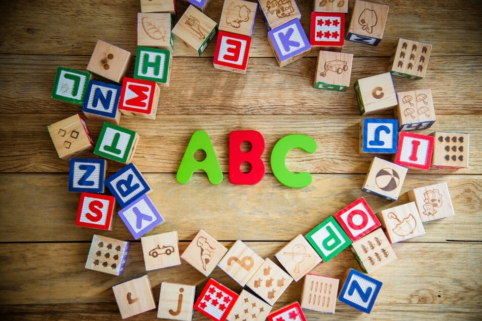Dass Kinder von sich aus Buchstaben lernen wollen, kann man durchaus fördern.