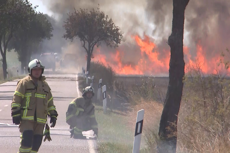 Mithilfe der Landwirte konnte die Feuerwehr den Brand unter Kontrolle bringen.