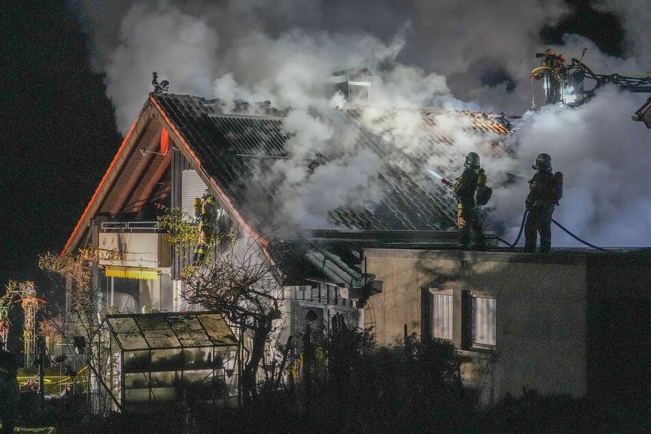 Die Feuerwehr löschte zügig den Dachstuhl. Dennoch entstanden erhebliche Schäden.