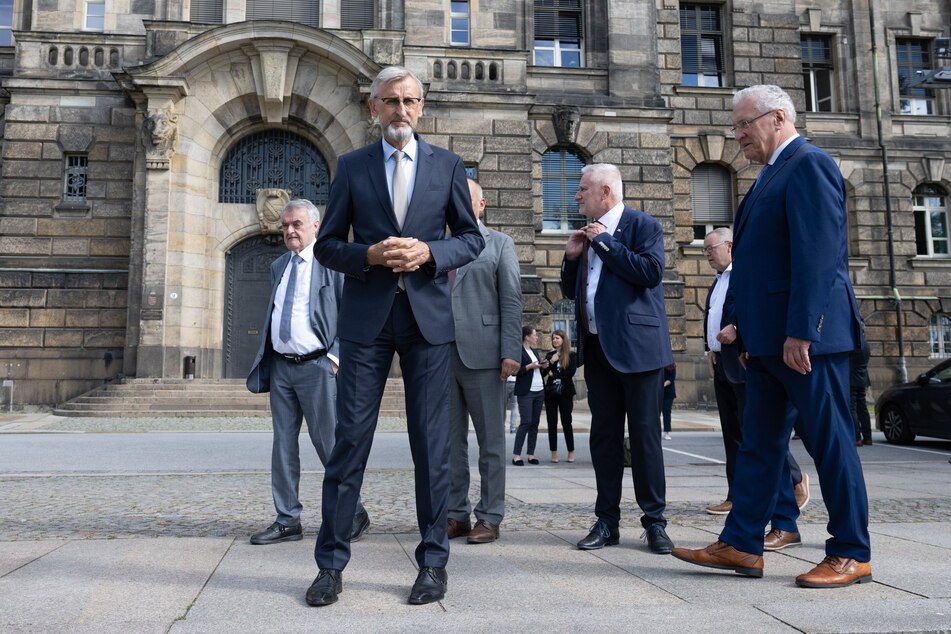 Verabschiedeten eine "Dresdner Erklärung": Sachsens Innenminister Armin Schuster (64, CDU, vorn) und seine Ressortkollegen aus den anderen CDU-regierten Bundesländern.