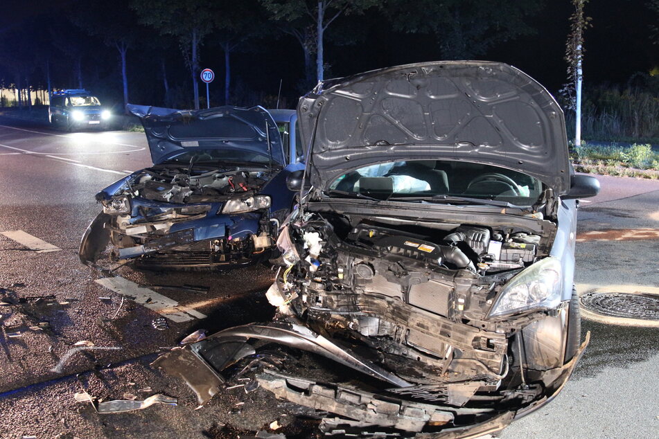 Trümmer liegen auf dem Asphalt: Am Mittwochabend kam es im Leipziger Nordosten zu einem Autounfall.