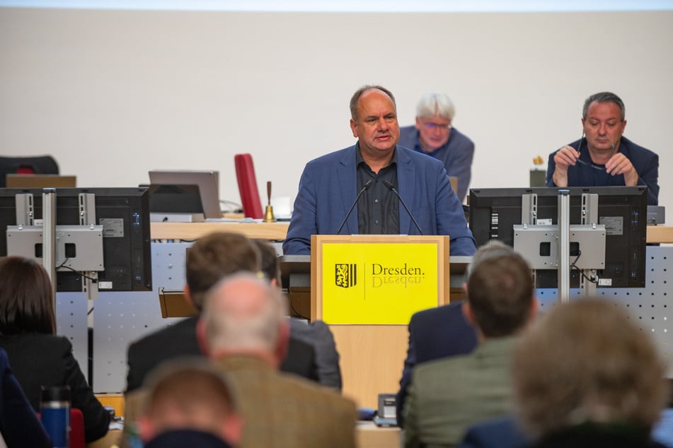 Im Stadtrat erklärte OB Dirk Hilbert (53, FDP) den Haushaltsentwurf seiner Verwaltung.