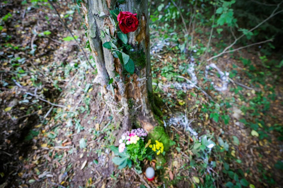 Blumen schmücken nun den Baum, an dem der Wagen auf tragische Weise verunglückte.