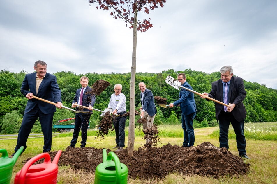 Da schaufelten sie noch optimistisch: Ministerpräsident Michael Kretschmer (49, CDU, 2.v.l.) und weitere Politiker setzten im Juni im Kurpark Bad Schlema den symbolischen 1. Spatenstich für die Bauarbeiten zur 10. Landesgartenschau 2026.