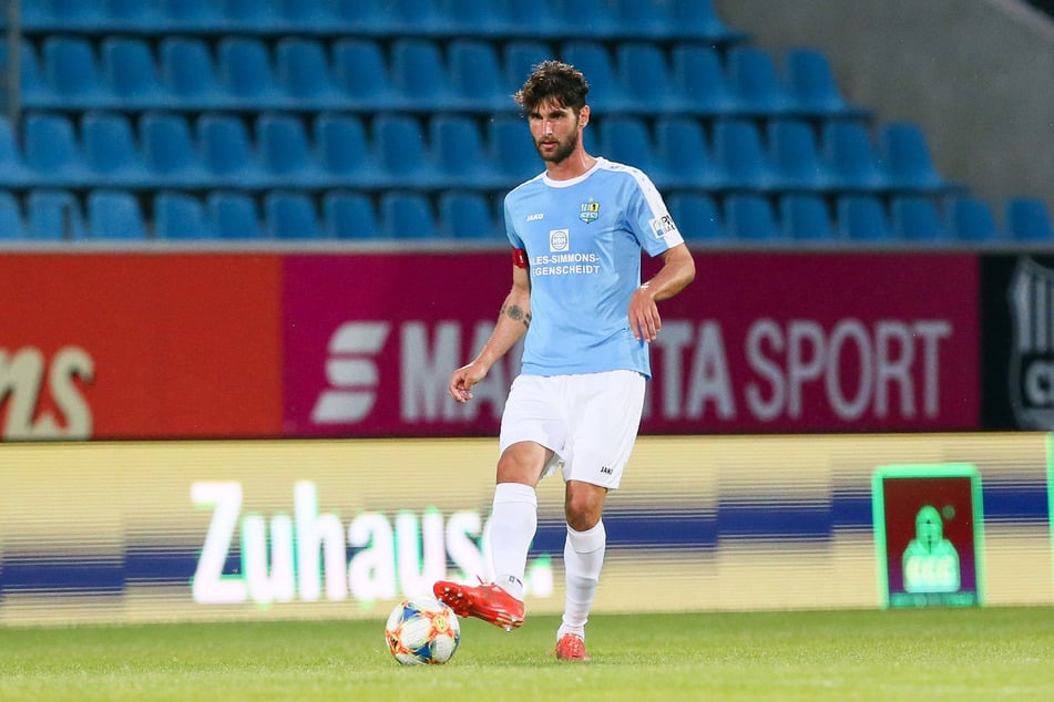 Denkt noch nicht an ein mögliches Abstiegsfinale gegen Zwickau am Mittwoch, sondern erst einmal an morgen in Uerdingen: CFC-Kapitän Niklas Hohenender.