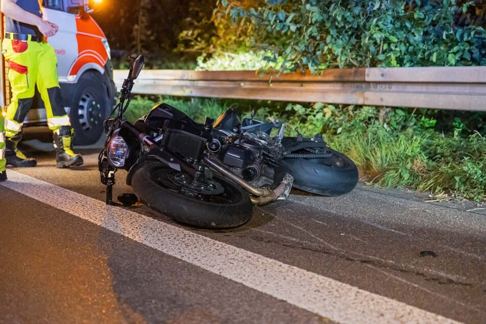 Bei einem Unfall zweier Motorradfahrer ist ein 18-Jähriger verstorben.