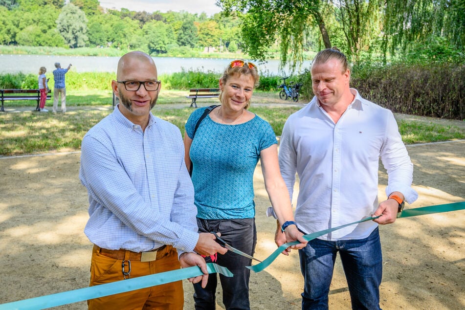 Thomas Kütter (50, parteilos, v.l.) sowie Grit Winkel und Matthias Spangenberg vom Grünflächenamt gaben am Freitag offiziell die neuen Wege frei.