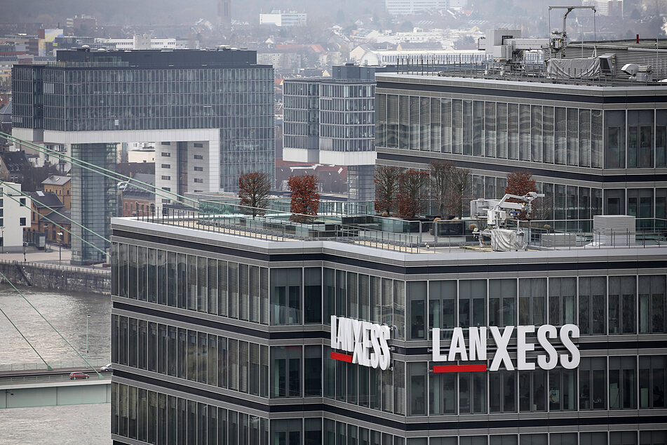 Lanxess-Chef Matthias Zachert (53) sieht den Konzern damit auf dem Weg zu einem der weltweit größten Anbieter antimikrobieller Schutzprodukte.