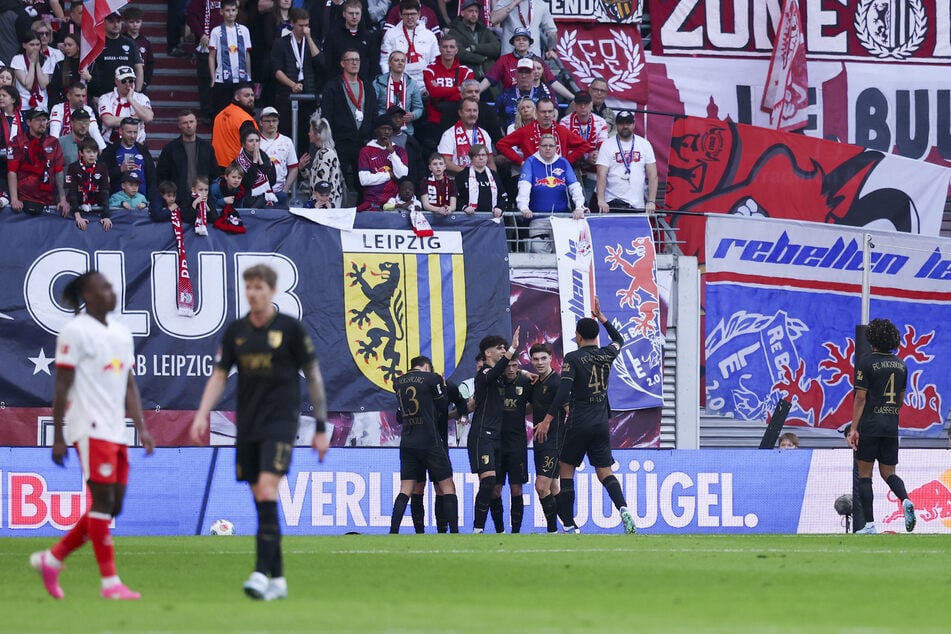 Zuvor waren es zunächst die Augsburger, die sich freuten, als Robin Fellhauser in der 39. Minute das Führungstor schoss.