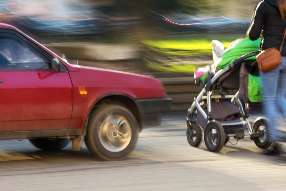 Bei Rot gefahren! Suff-Fahrer kracht in Kinderwagen mit 2-Jährigem darin