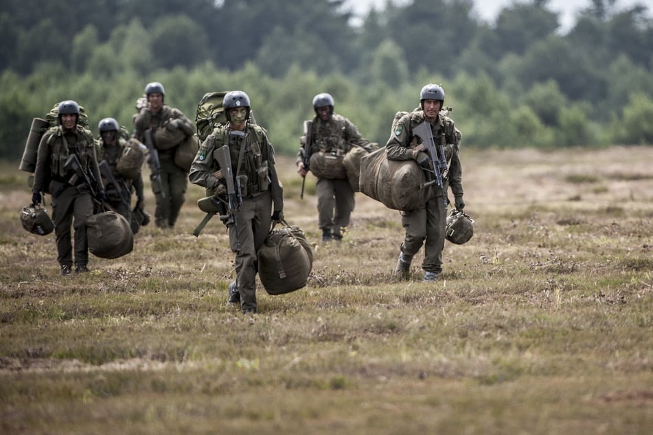 Soldaten mit Taschen: Französische Fallschirmjäger auf dem Truppenübungsplatz Oberlausitz in Weißkeißel bei der multinationalen Übung "Colibri" im Sommer 2013.